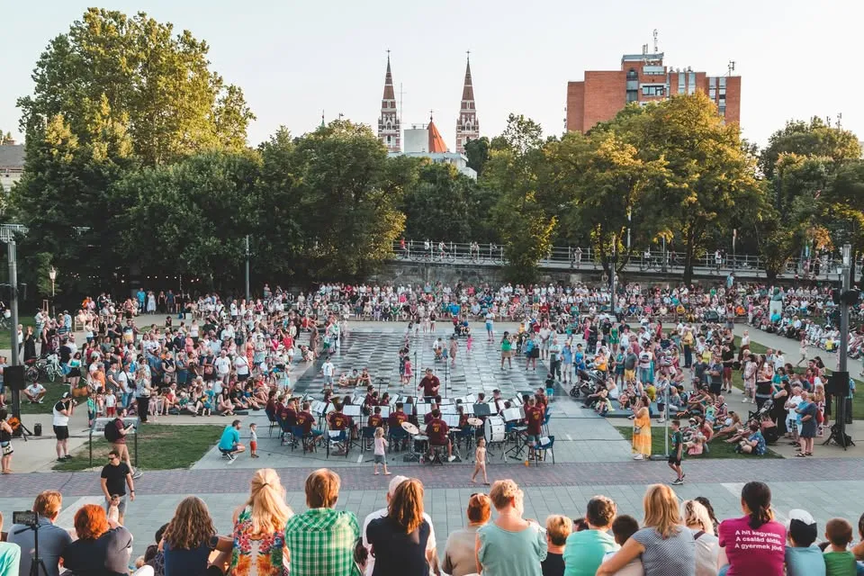 Júliusi térzene a Móra-Parkban